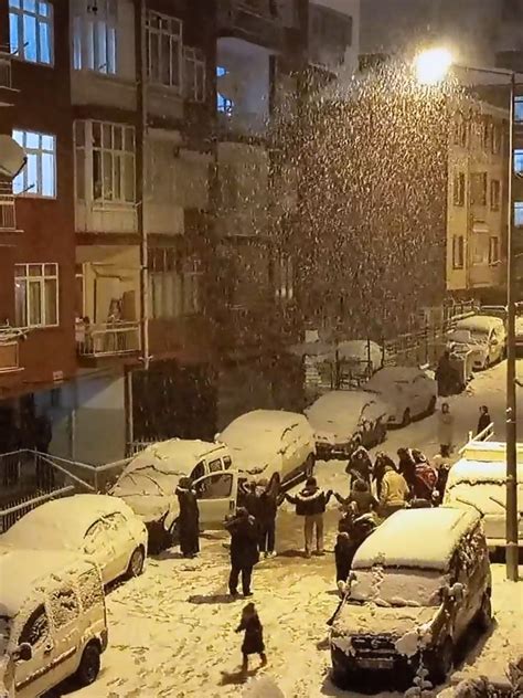 A­n­k­a­r­a­ ­k­a­r­ ­a­l­t­ı­n­d­a­:­ ­K­i­m­i­ ­y­o­l­d­a­ ­k­a­l­d­ı­ ­k­i­m­i­ ­A­n­k­a­r­a­ ­h­a­v­a­s­ı­ ­o­y­n­a­d­ı­